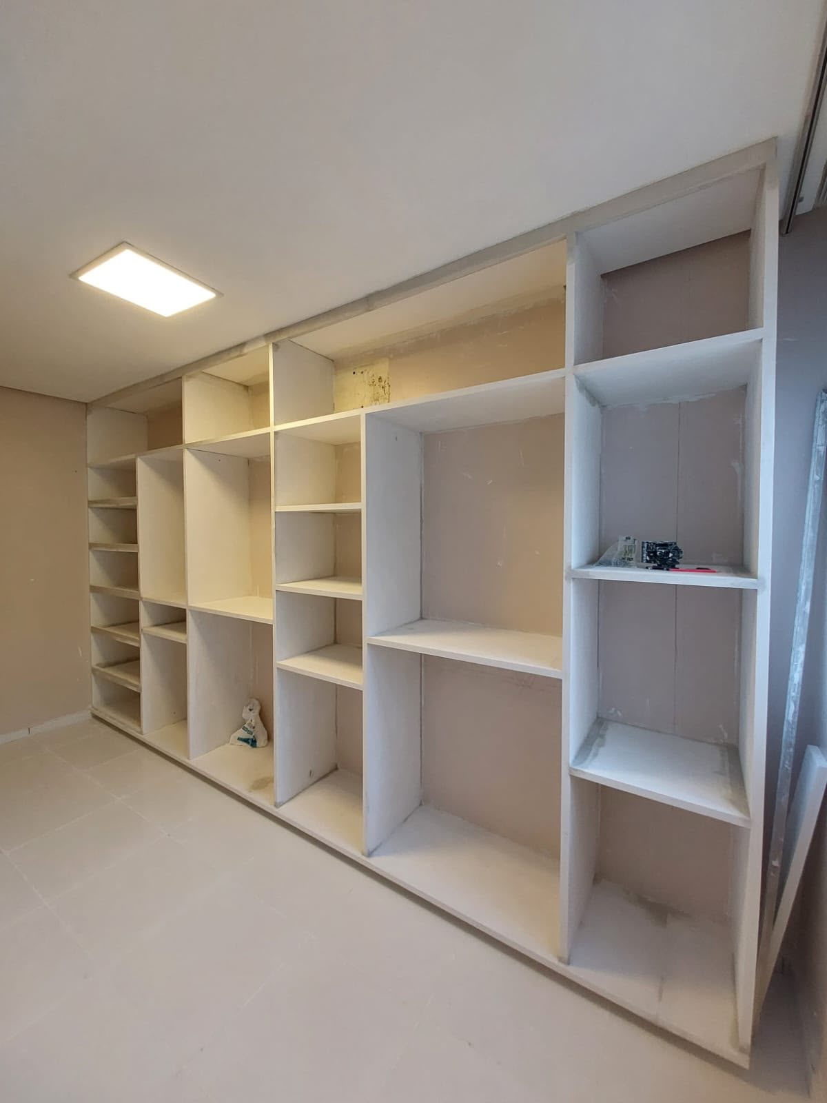 Estrutura de closet em gesso com divisões planejadas