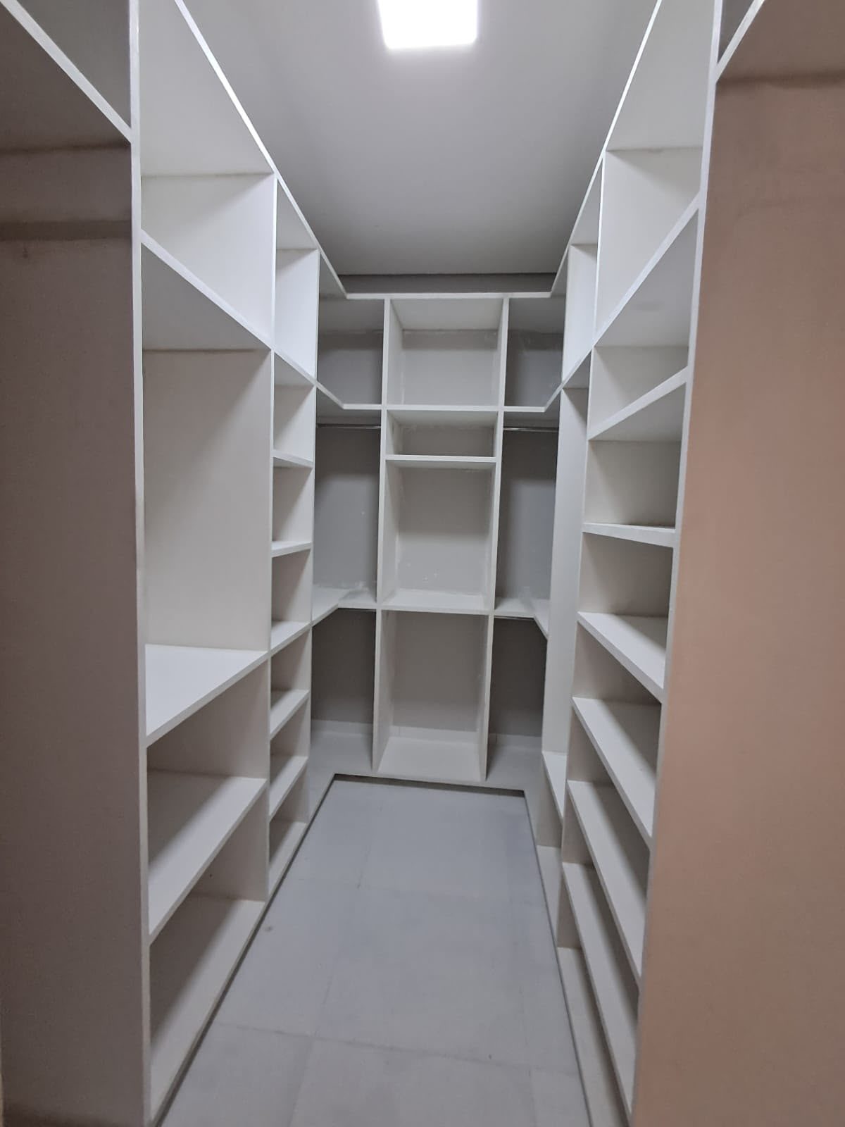 Estrutura de closet planejado em gesso, prateleiras e nichos