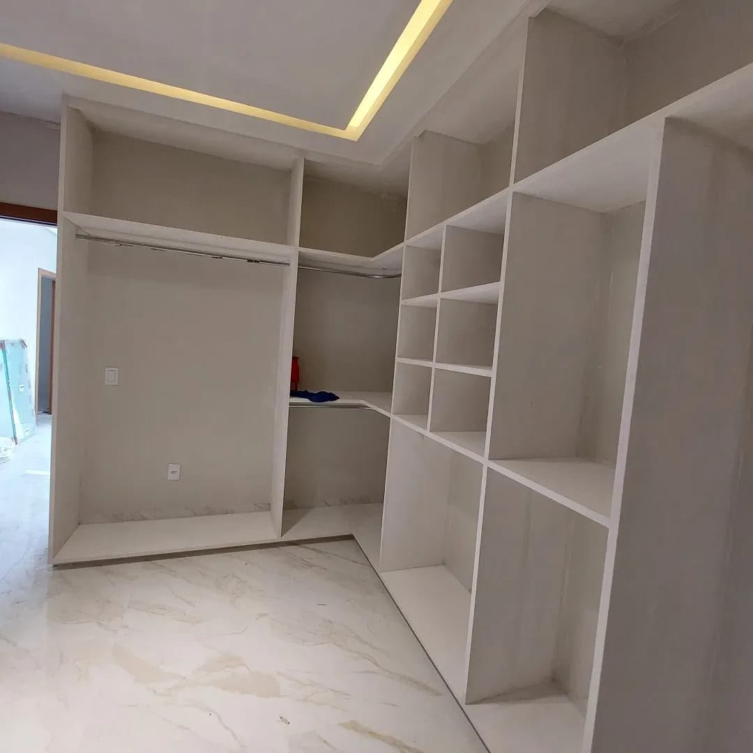 Guarda-roupa em gesso planejado com divisões e prateleiras