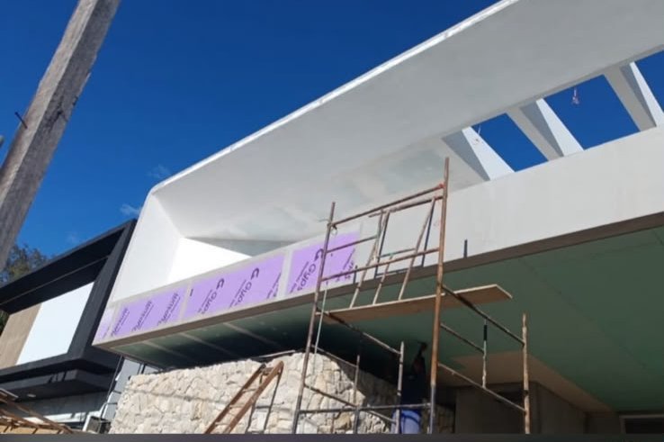 Estrutura metálica e cobertura de fachada residencial em execução