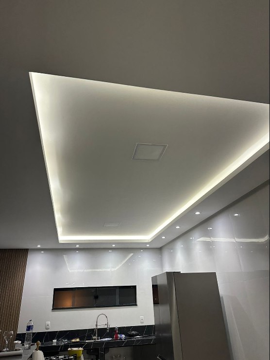 Forro de gesso com sanca iluminada em ambiente de cozinha