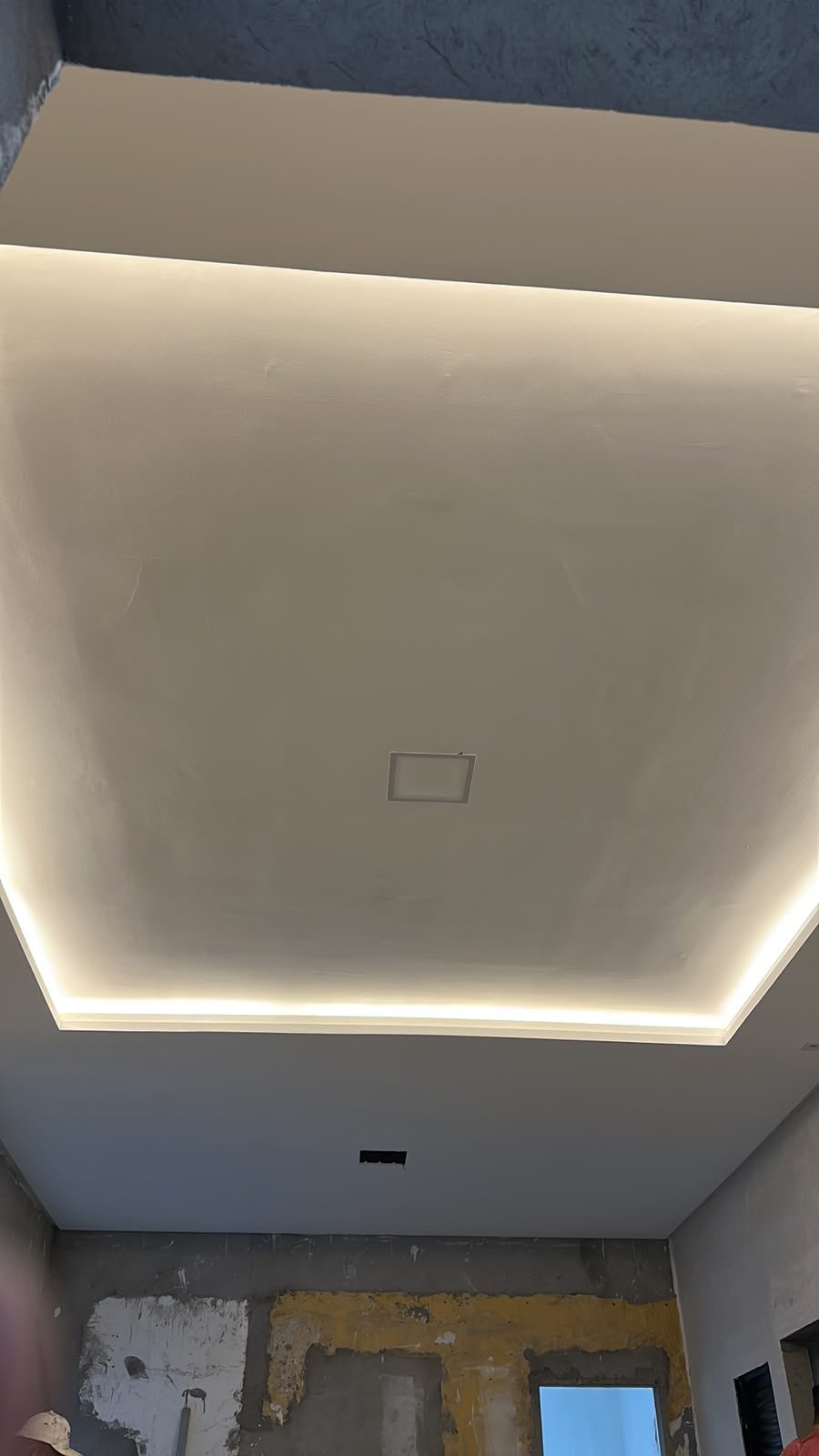 Sanca de gesso com faixa de iluminação indireta em execução
