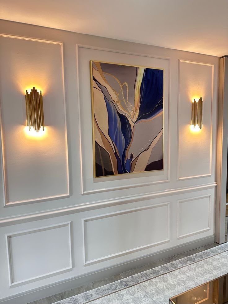 Painel de parede em gesso com moldura, arandelas e quadro decorativo